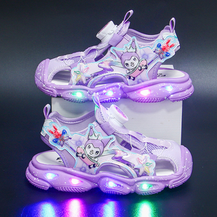 女童凉鞋发光女孩防踢库洛米凉鞋包头软底儿童亮灯鞋女宝纽扣凉童