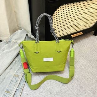 轻便小众通勤单肩包旅行包新款百搭休闲斜挎包2026新款三用手提