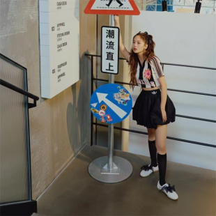 Adidas/阿迪达斯 三叶草 鬼鬼同款竖纹V领花朵足球T恤短袖 KC0672
