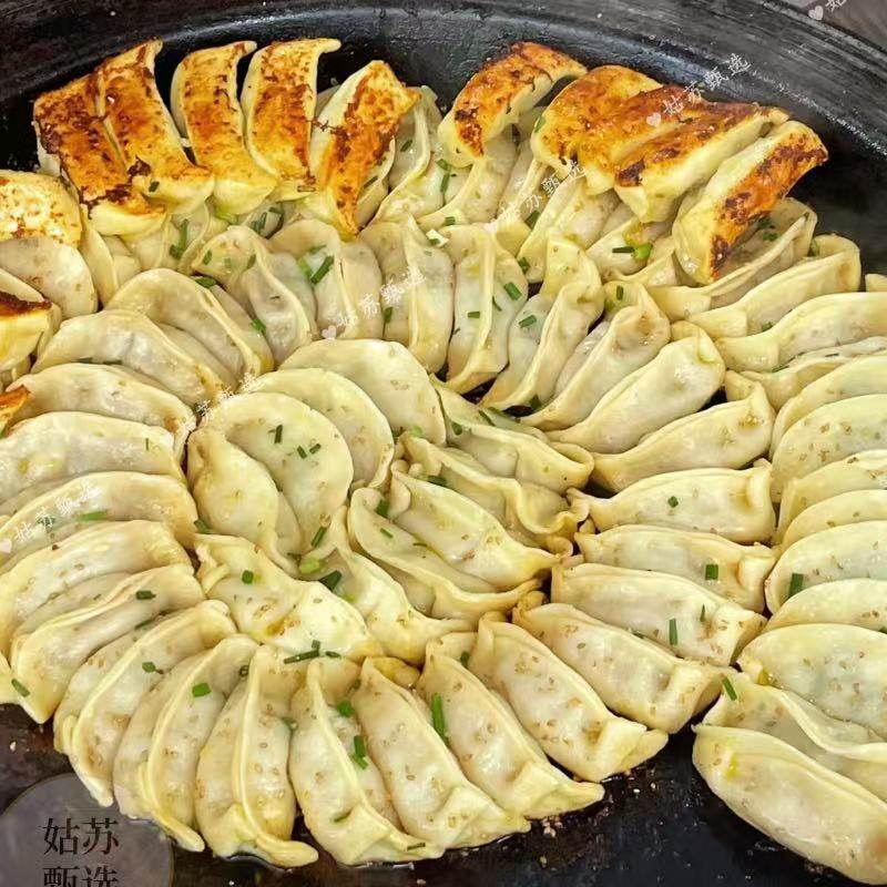 苏州美食特产双塔集市周边小吃任加宝鲜肉荠菜三鲜牛肉现做锅贴