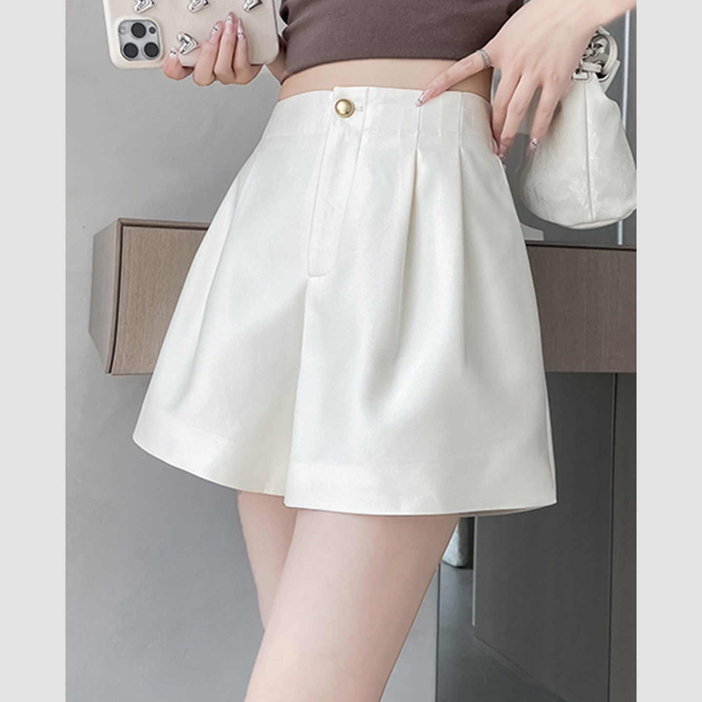 白色冰丝阔腿休闲短裤女生夏季薄款2026年新款高腰a字西装热裤子