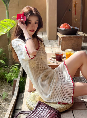 法式V领米白色针织连衣裙子女2026夏季新款度假风高级感钩花长裙
