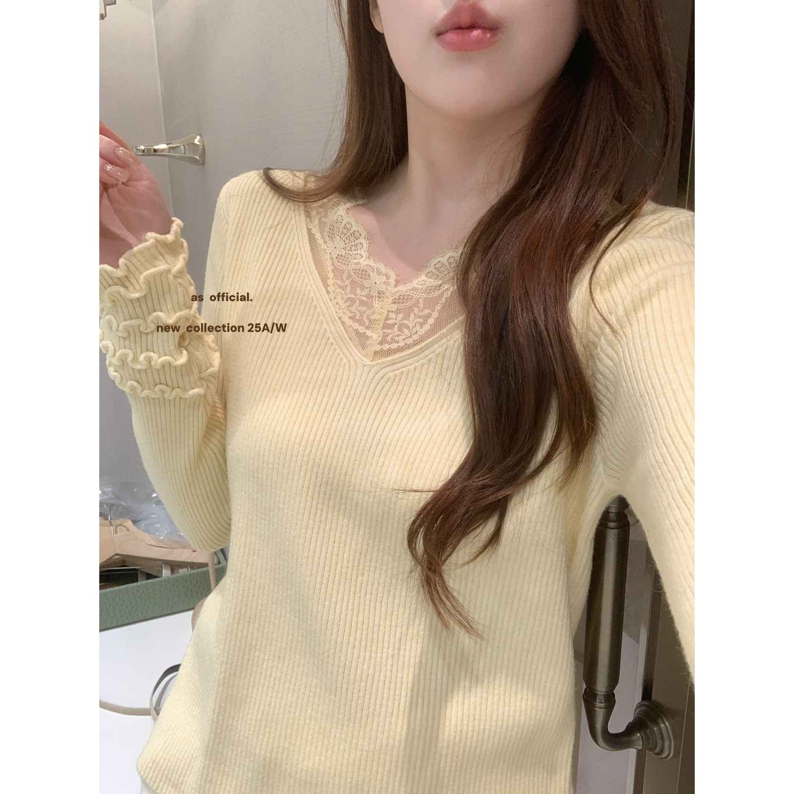 蕾丝拼接V领针织衫修身显瘦