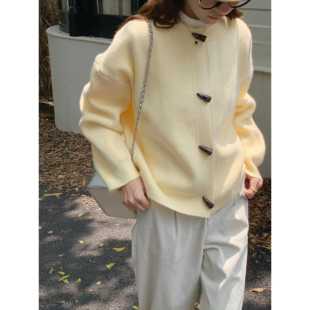淡黄色圆领牛角扣毛衣外套女秋冬新款宽松复古纯色百搭针织开衫厚