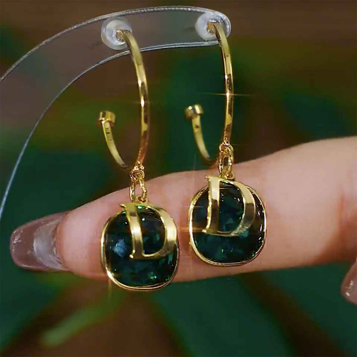 高级感字母绿色水晶耳饰