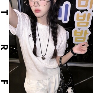 韩系温柔风穿搭甜美麻花短袖针织上衣搭配盐系小个子短裤两件套装