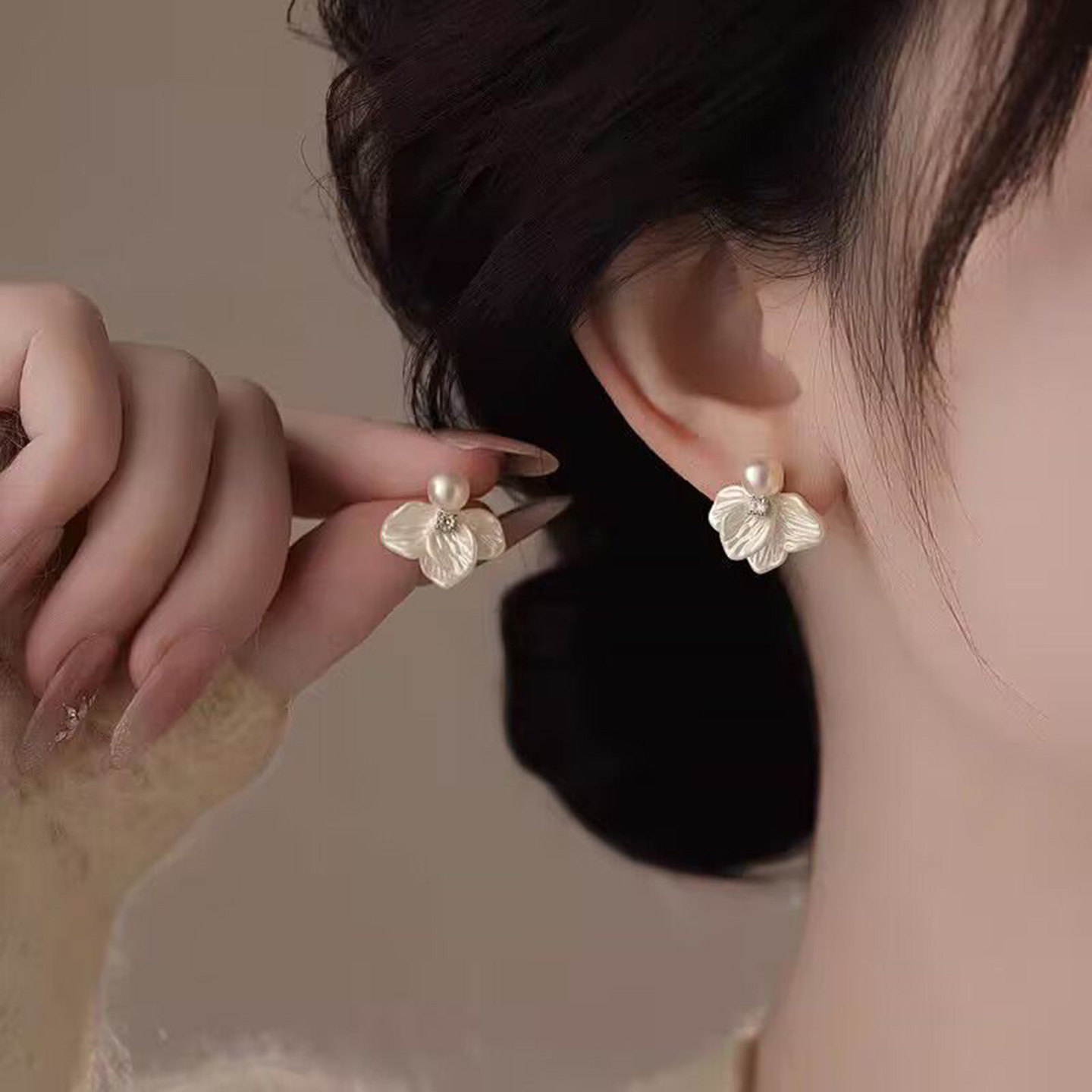 925银针白色纹理花瓣耳环