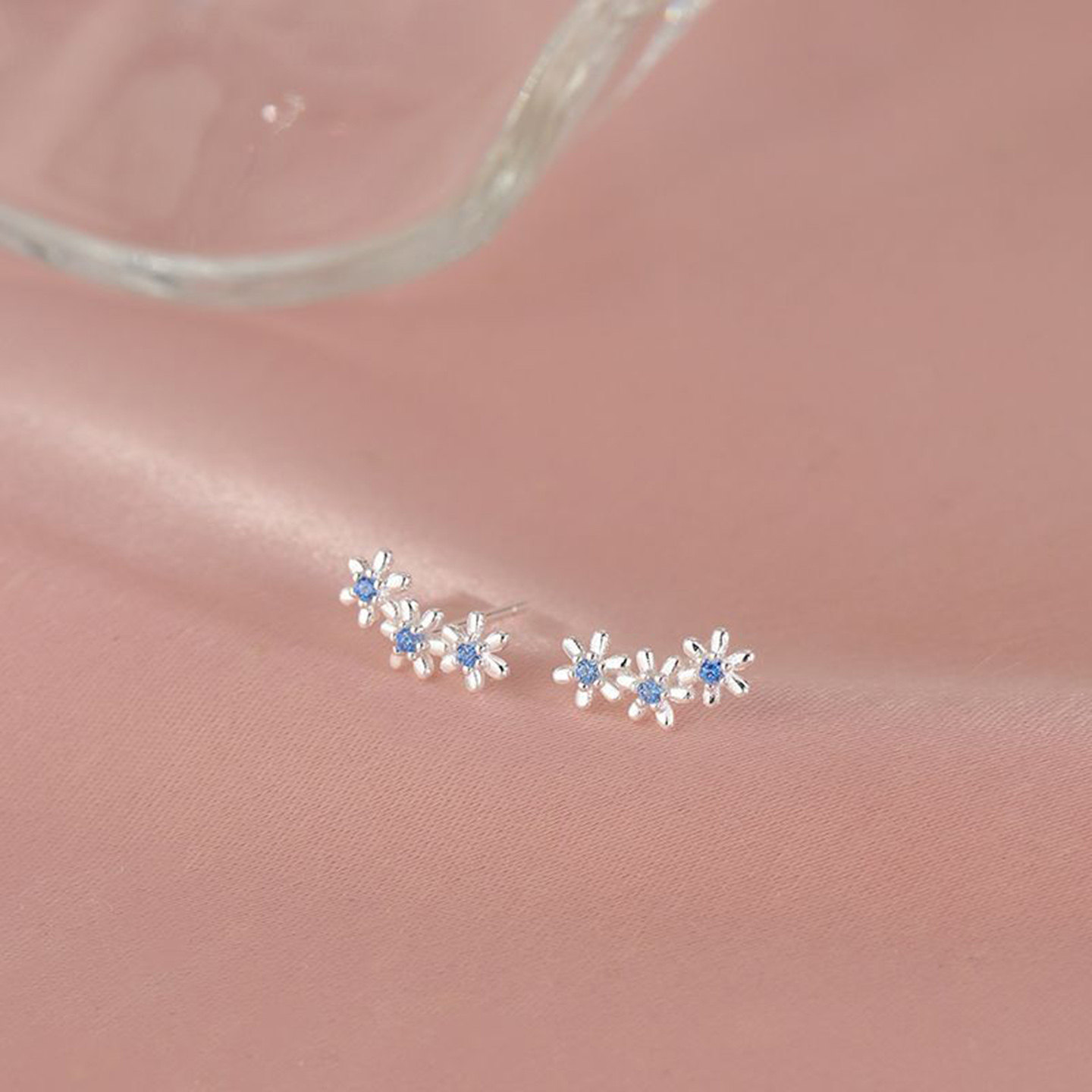 蓝色三朵小花耳钉耳饰