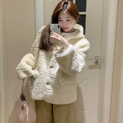 高级感韩系白色连帽外套女宽松新款慵懒风羊羔毛皮草秋冬季上衣