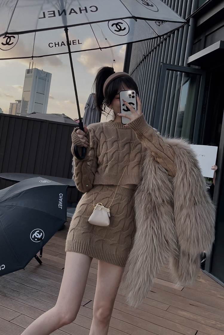 秋冬网红同款针织毛衣套装女修身加厚长袖麻花高腰包臀短裙两件套