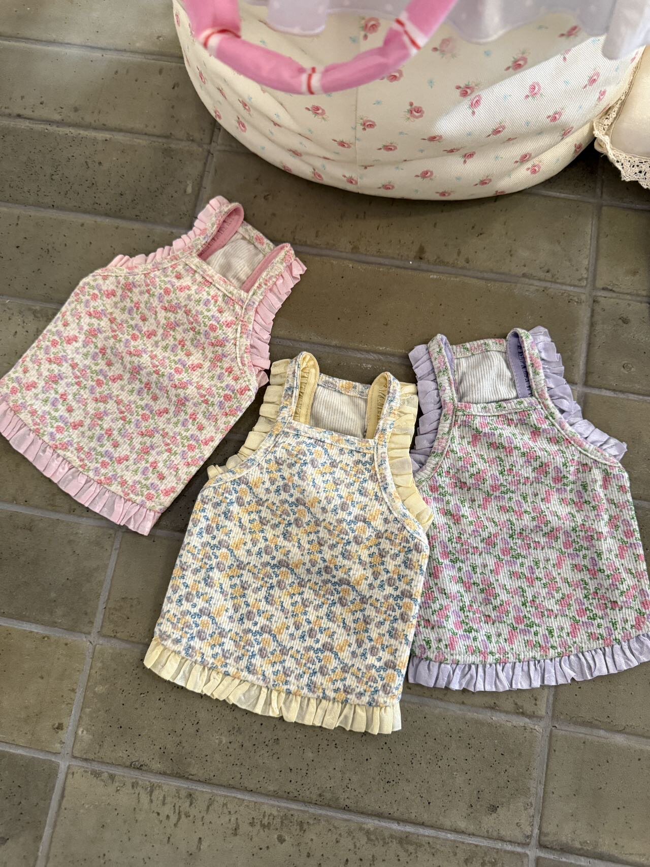 现货Bee复古碎花小吊带宠物夏天裙子小型犬狗衣服马尔济斯约克夏 - 实物图