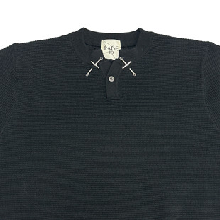 PAGE10自主手缝十字金属架穿透面料装 饰棉尼龙针织V形亨利领短袖