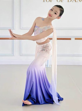 傣家小妹傣泐女儿傣族紫色鱼尾裙打水的姑娘竹林深处傣笠傣乡的雨