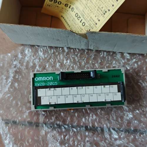 未使用的欧姆龙XW2B-20G5接线端子，工程余货。