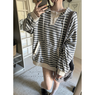 JMWOMEN纽扣polo领 浅灰色做旧感条纹连帽卫衣女春宽松慵懒感上衣