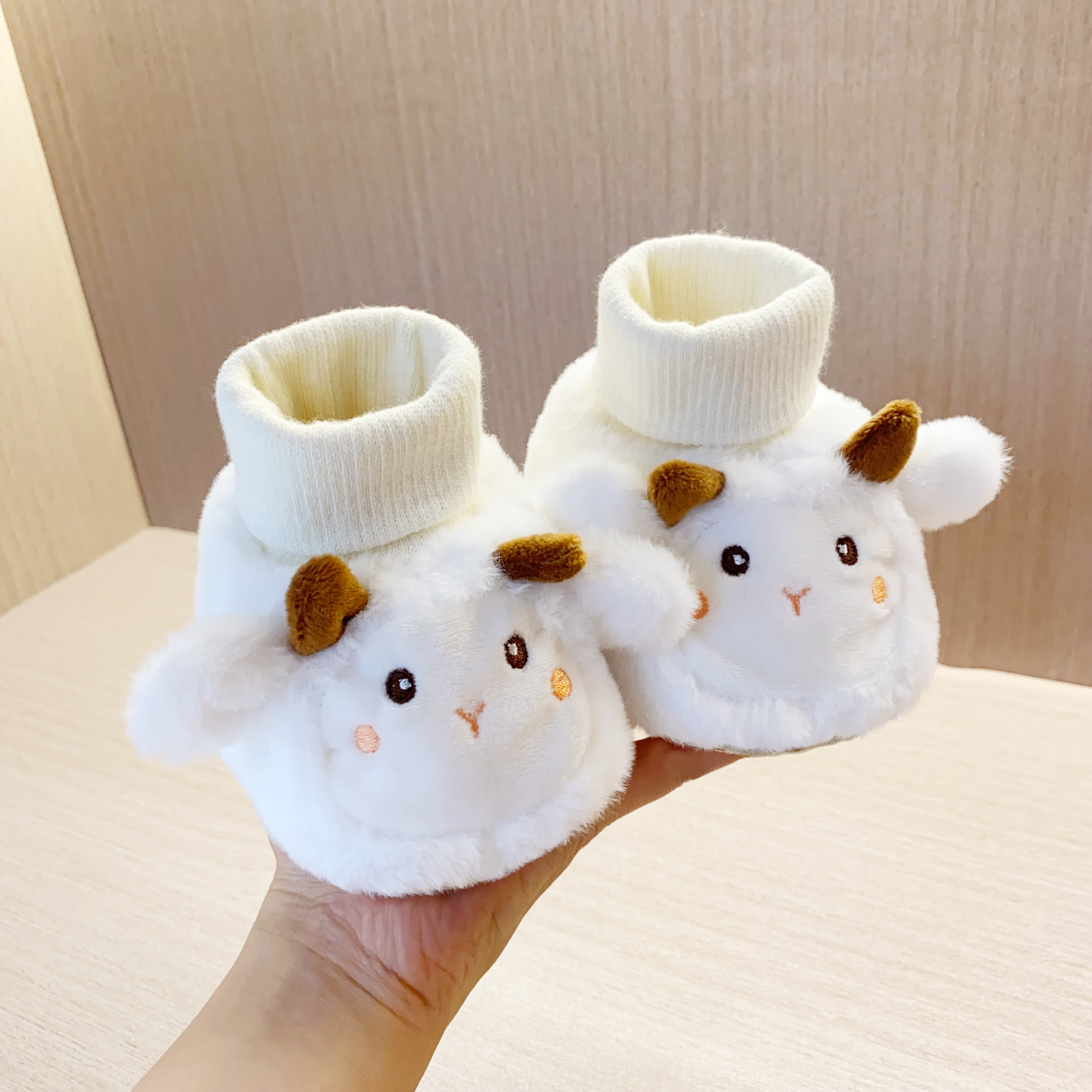 新生儿鞋子棉鞋冬季加绒保暖婴儿鞋袜一体不掉软底0-12个月步前鞋