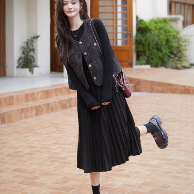 黑色高级感连衣裙套装女秋天2024法式小香风马甲百褶裙两件套