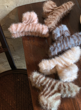 超级好看的条纹 毛绒抓夹大号发量大高级感毛茸茸盘发鲨鱼夹发饰