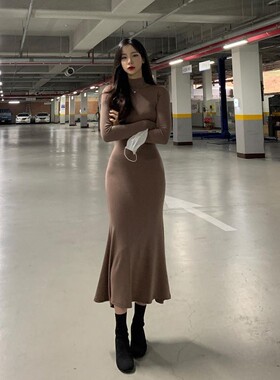 三小姐的咖啡针织连衣裙女2022春款女装韩版半高领包臀鱼尾长裙