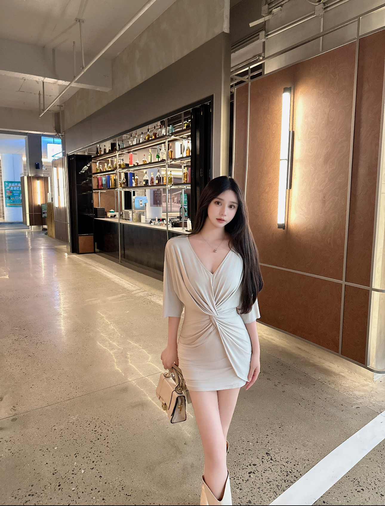 纯欲高级感V领短袖连衣裙女夏季新款修身显瘦褶皱气质包臀裙夏季
