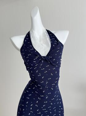 iNSLiiSA 碎花挂脖连衣裙女2025夏季新款度假风收腰A字小个子长裙