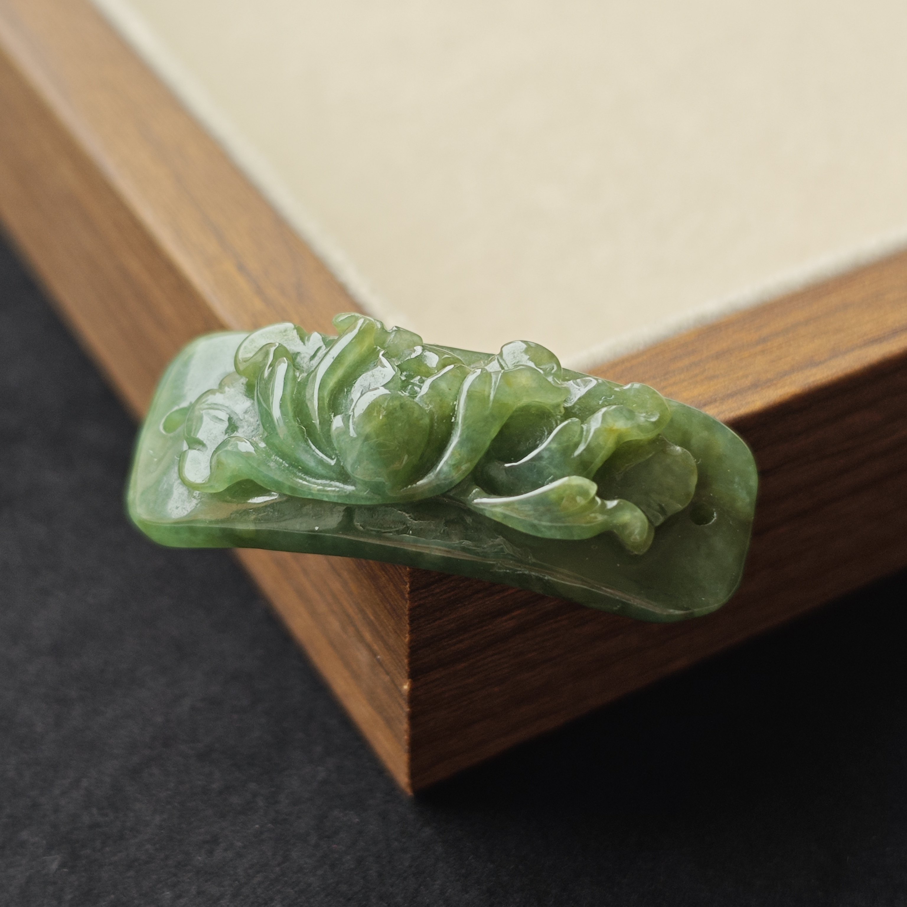 手工精雕菠菜绿A货翡翠手牌