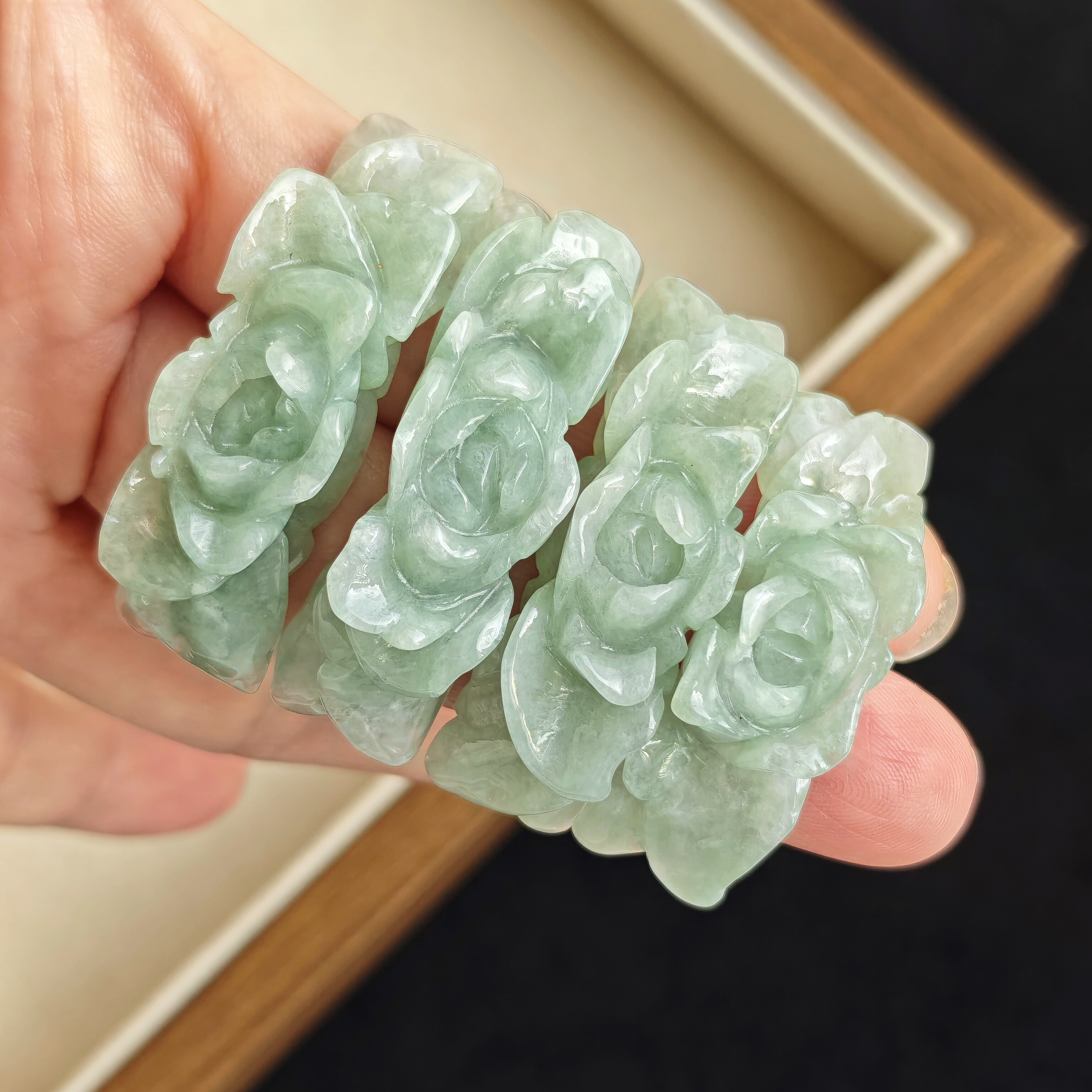 满绿A货翡翠手牌雕花带证书