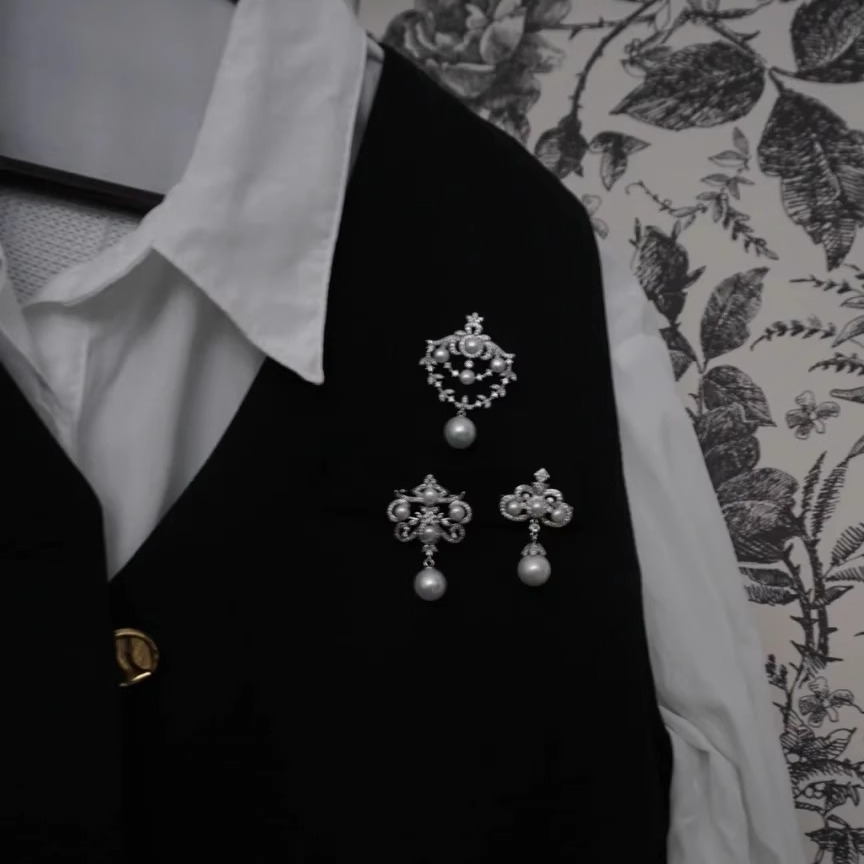 内有24款胸针，淡水真珍珠胸花鹿天鹅花叶金银色女时尚职业送妈妈