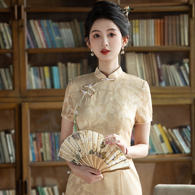 黄色高端旗袍新款2026年轻款气质新中式国风长款连衣裙高级感蕾丝