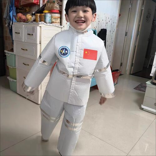 环保时装秀儿童成人走秀气泡袋制作宇航员太空服幼儿亲子走秀服装