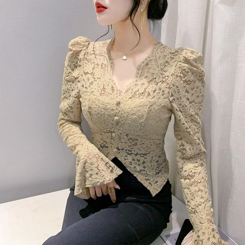开叉设计感短款喇叭袖蕾丝打底衫