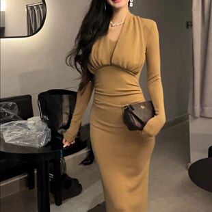 高级感橄榄绿连衣裙裙子女春秋长袖V领收腰褶皱修身包臀裙通勤风