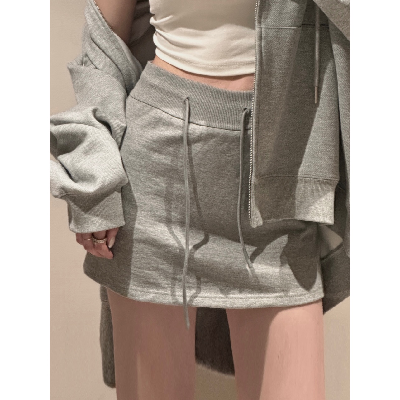 显腿长灰色半身裙