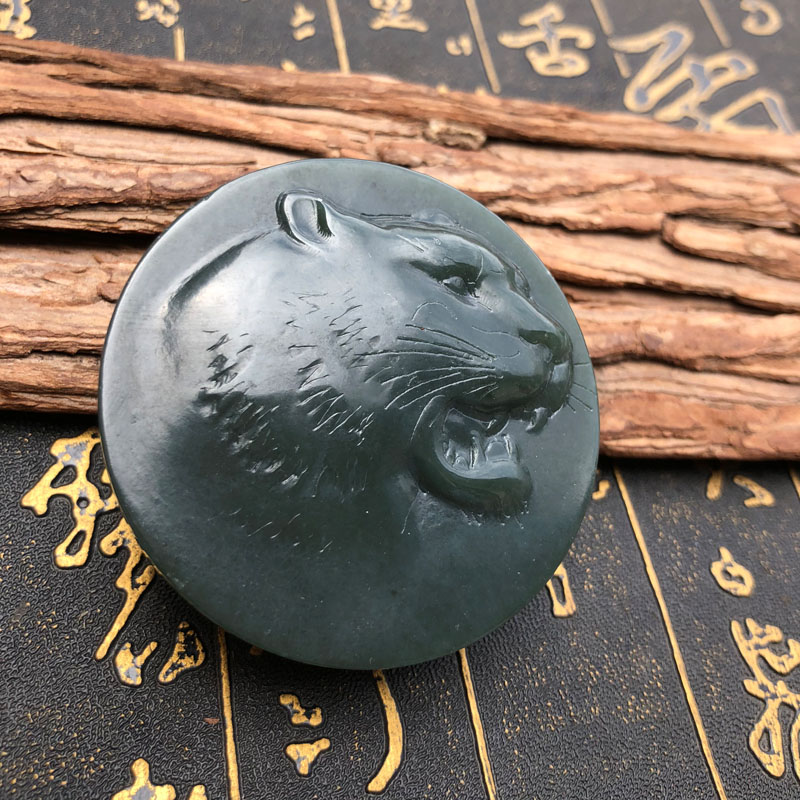 天然和田玉精雕老虎皮带扣青玉生肖虎头玉扣证书