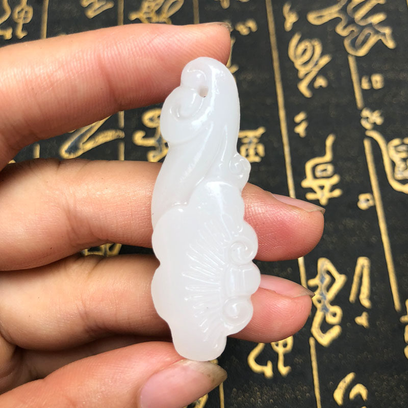 精雕白玉如意项链吊坠送证书