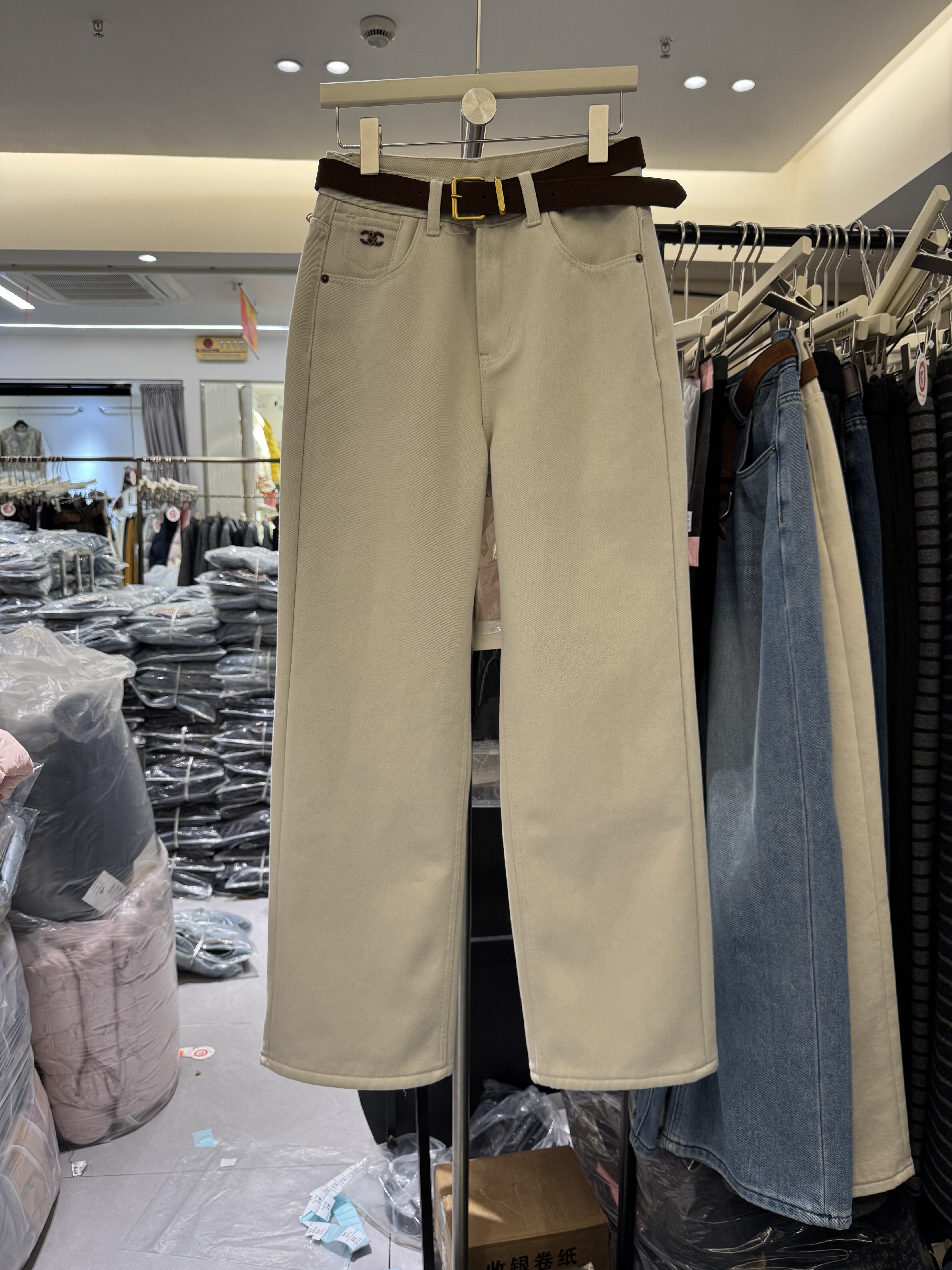 7037-2复合绒米杏色直筒牛仔裤女2025冬季新款显瘦加绒窄版阔腿裤