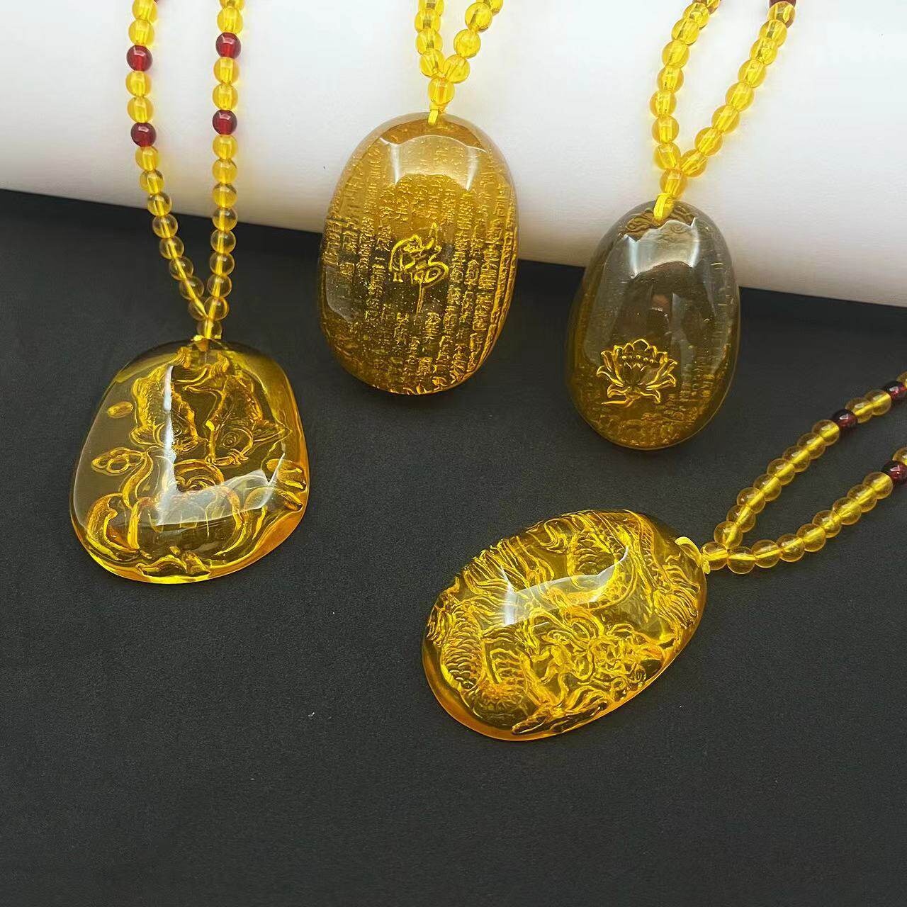 新品内雕心经千手观音仿金珀琥珀阴雕吊坠项链直播货源水滴佛项链