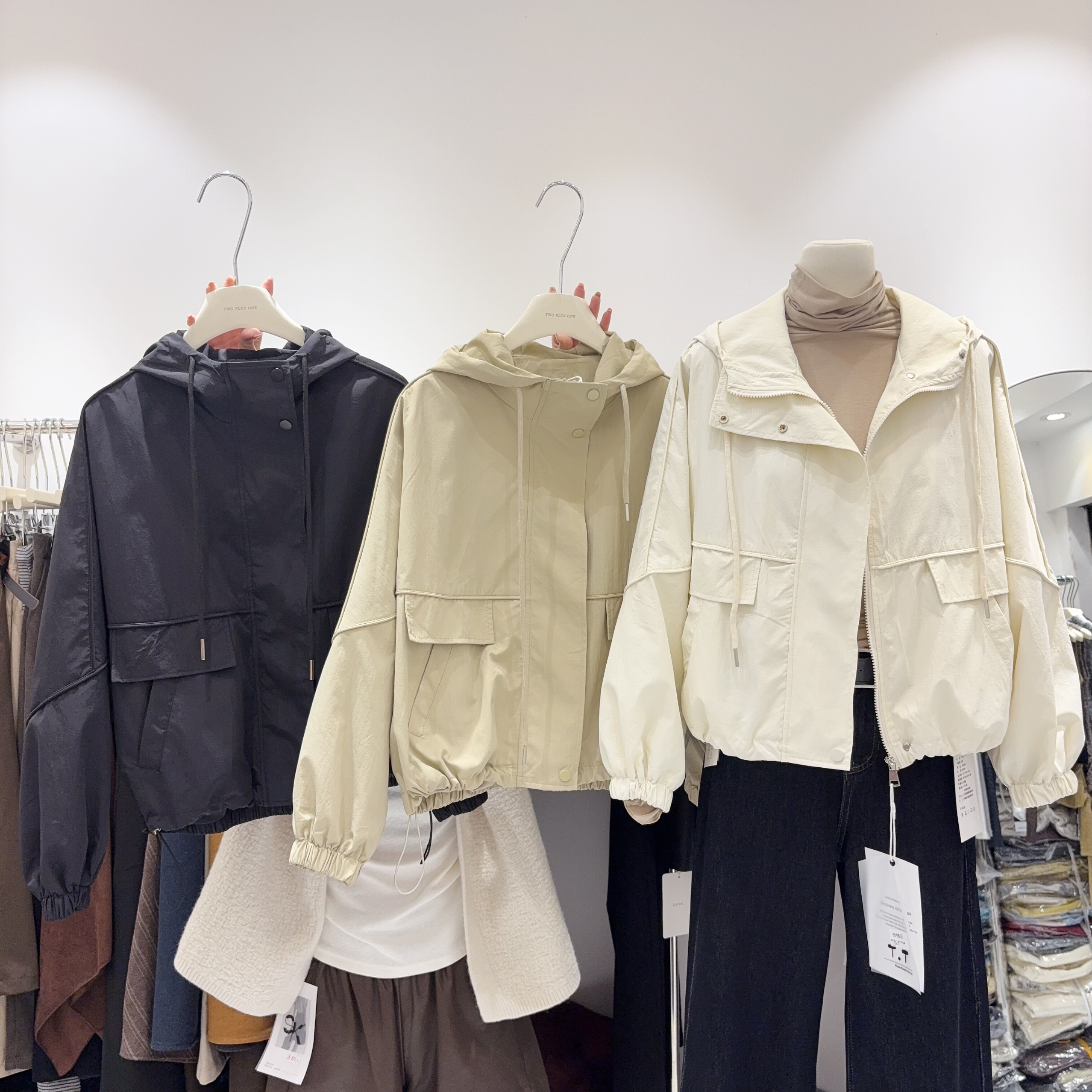 2025秋冬显瘦今年流行爆款夹克风衣潮女连帽拉链式外套女冲锋衣