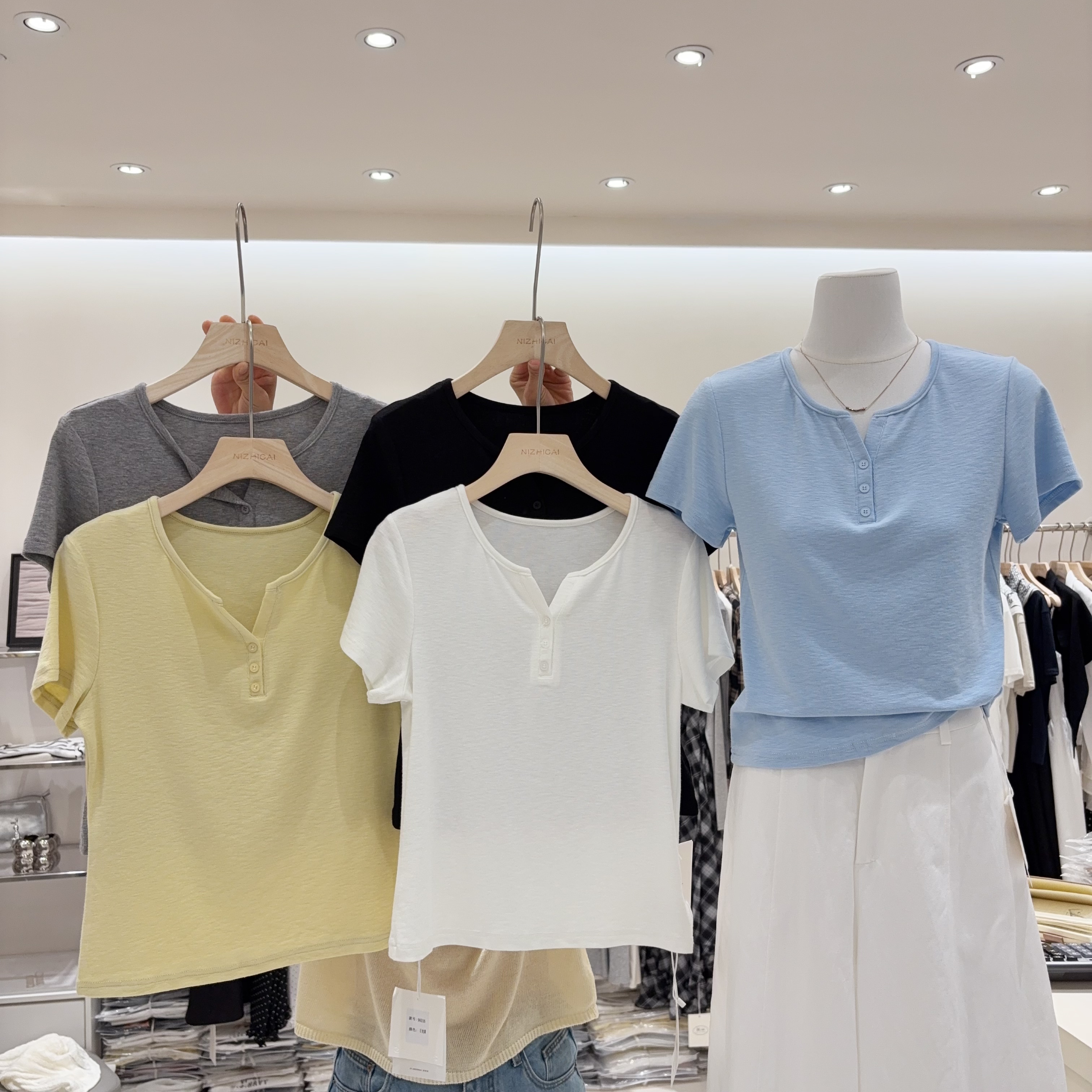 正肩纽扣V领短袖t恤女夏季辣妹修身显瘦弹力棉短款上衣百搭打底衫