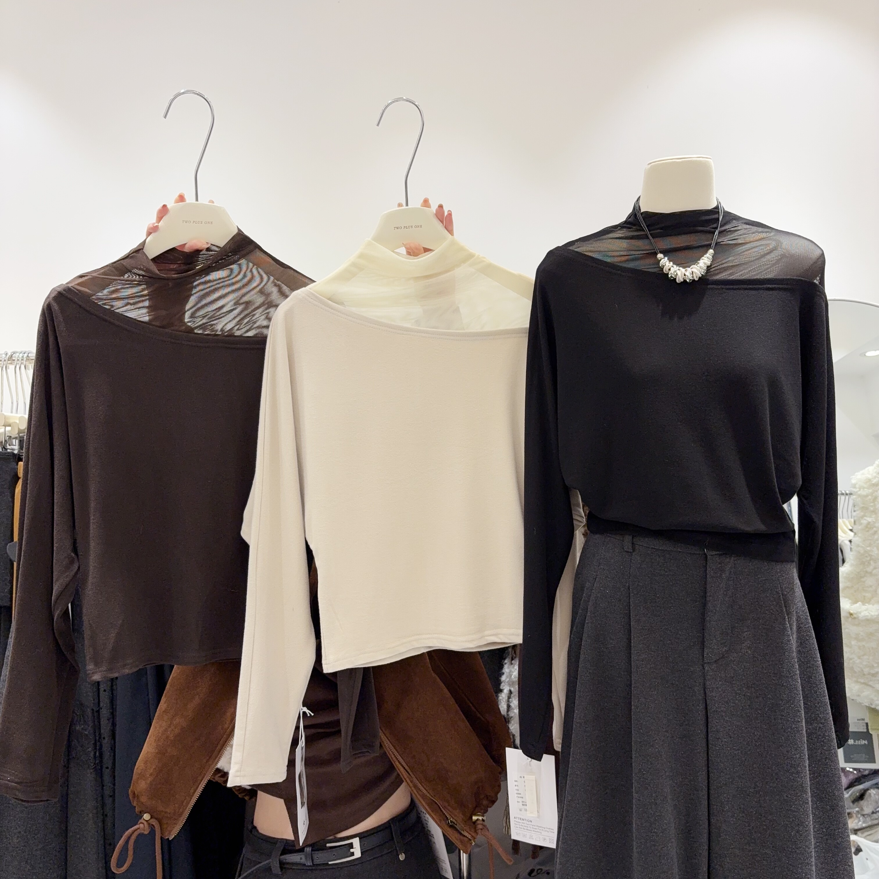 韩系设计感网纱拼接露肩长袖T恤女磨毛棉蝙蝠袖打底衫厚实上衣女