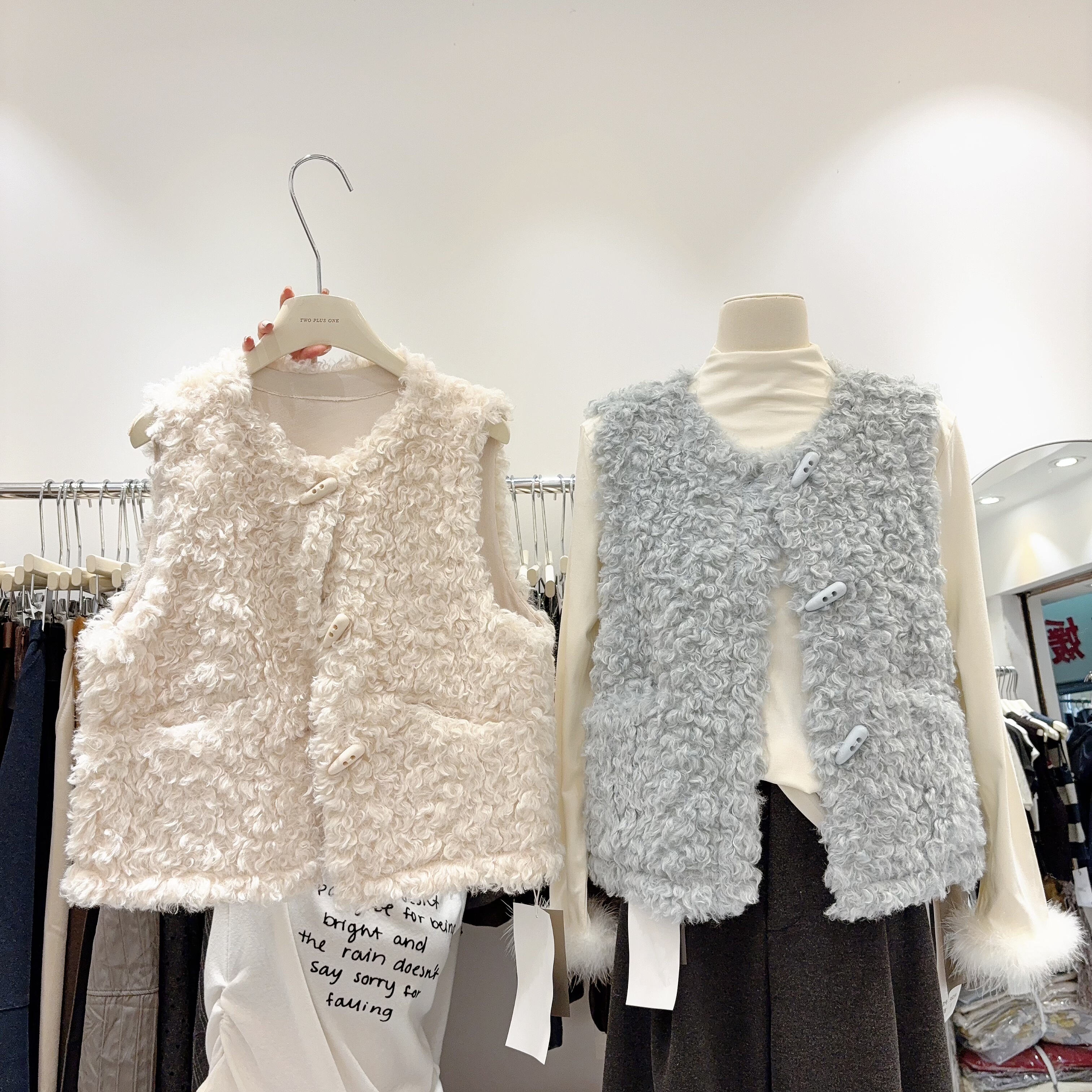 牛角扣羊羔毛马甲女秋冬外穿韩版毛绒马夹外搭皮毛一体坎肩背心