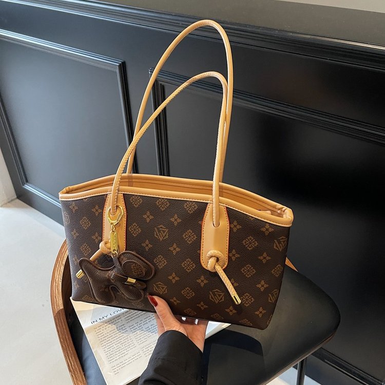 今年流行印花包包女2025新款潮流时尚高级感通勤大容量手提托特包