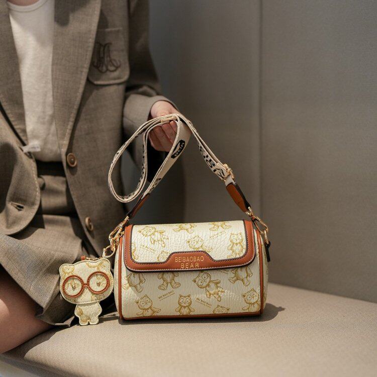 2026新款小熊印花单肩包女枕头包潮时尚百搭斜挎小背包卡通手机包