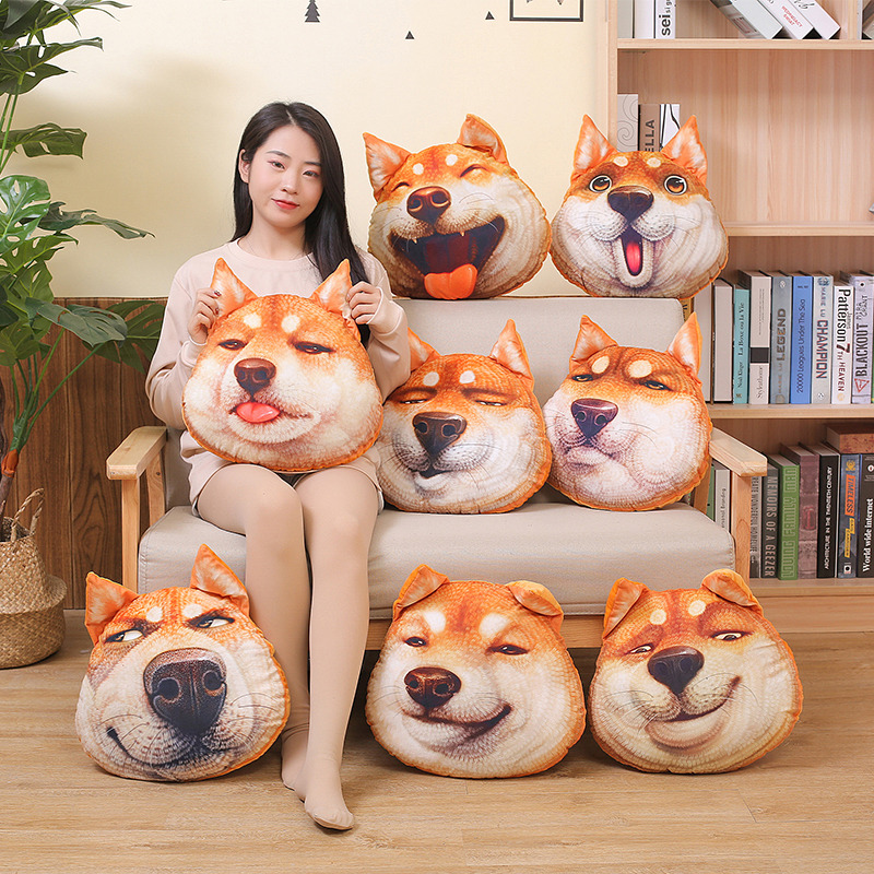 卡通柴犬柯基抱着睡觉毛绒玩具