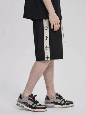十字架印花织带条纹重磅短裤