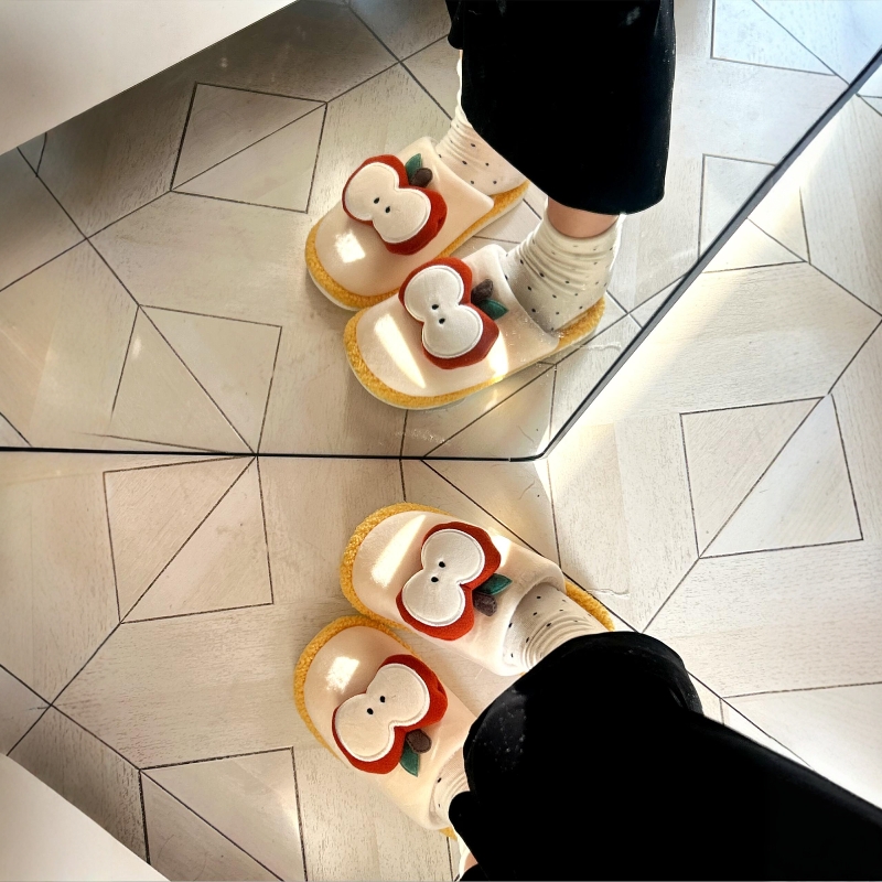 这个苹果毛绒拖鞋既保暖又可爱