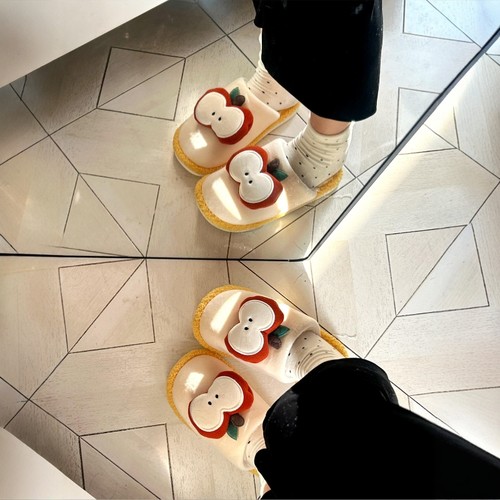 这个苹果毛绒拖鞋既保暖又可爱