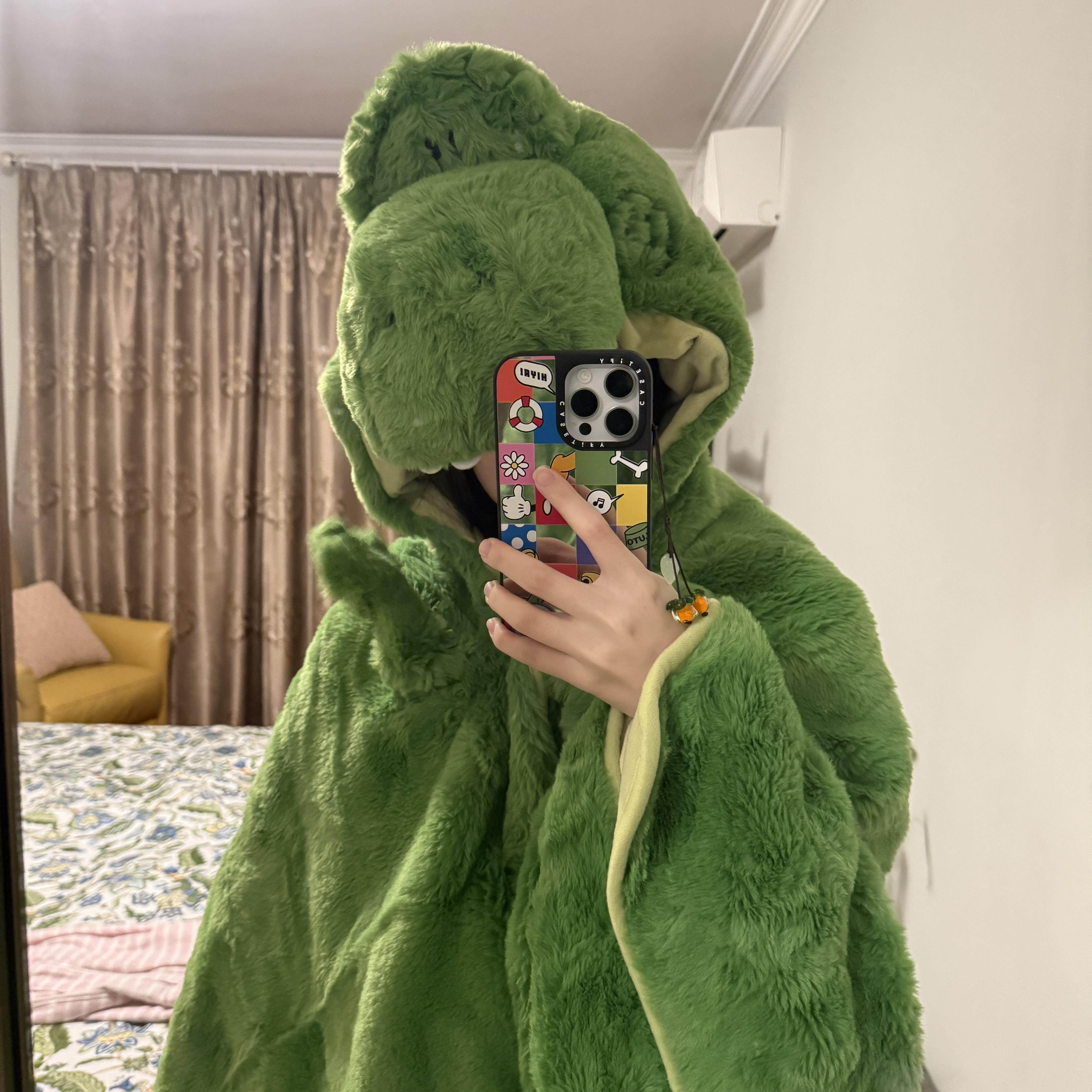 抱抱龙毛毯办公室午休毯子秋冬连帽披肩一体冬季两用可动高级斗篷