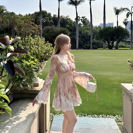 宁芙心心 少女特调 粉晕染蕾丝拼接喇叭袖收腰度假原创长袖连衣裙