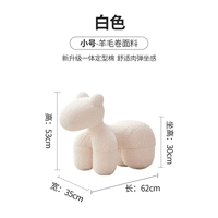 Маленькая белая пони